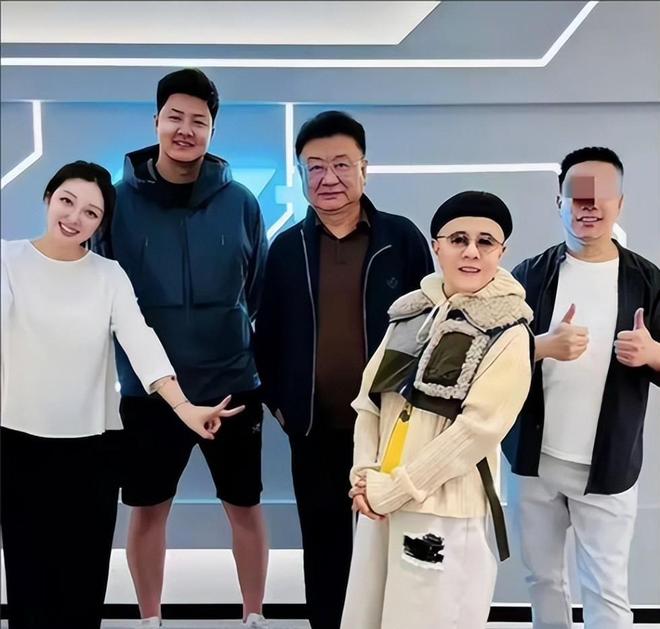 术曝光脸色发黑引发担忧金龟子美容很享受PG麻将胡了2试玩61岁王宁日本换血手(图8)