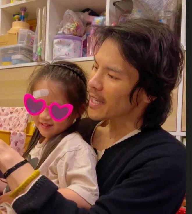 与女儿玩耍小奶黄活泼可爱酷似郭碧婷！麻将胡了模拟器试玩向佐六一儿童节晒(图2)