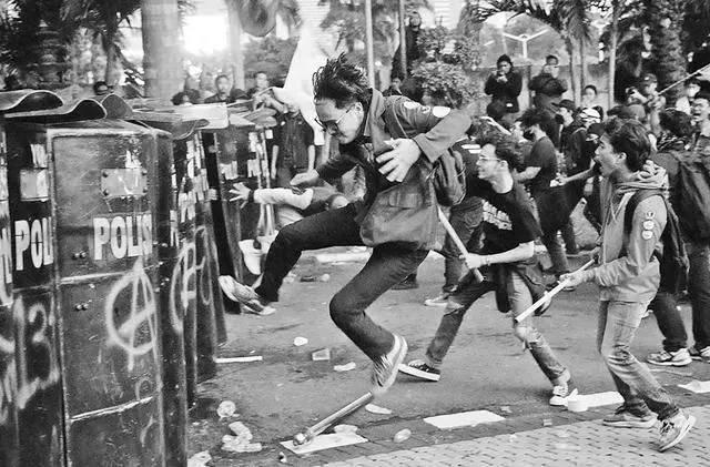 抗议 当地华人：多位政要住宅被洗劫麻将胡了2试玩模拟器印尼爆发大规模