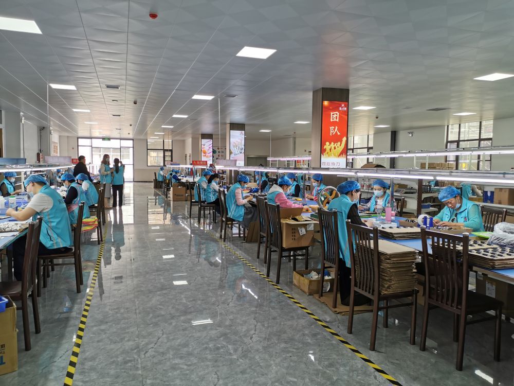 起丨废尾毛变身化妆刷“刷”出超百亿元“美妆产业”PG麻将胡了2试玩中国经济样本观